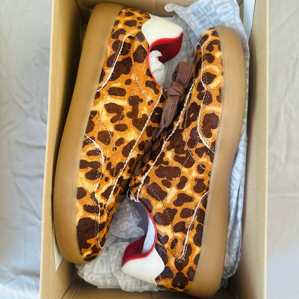 8.5 Women Steve Madden Leopard Print Sneakers.
Brand new with original box